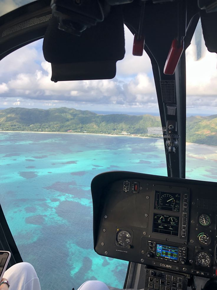Vol panoramique en hélicoptère au-dessus du lagon bleu de l’île Maurice