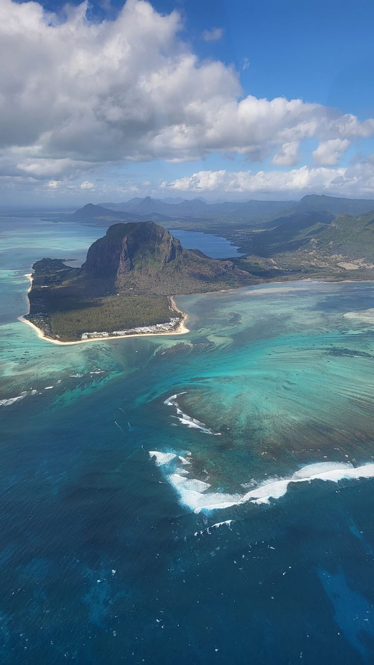 Hélicoptère survolant la cascade sous-marine illusion d’optique à l’île Maurice