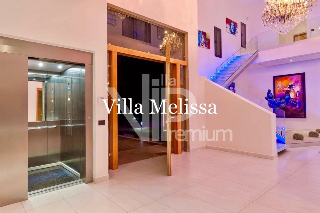 Luxury villa, Royal Palm and around