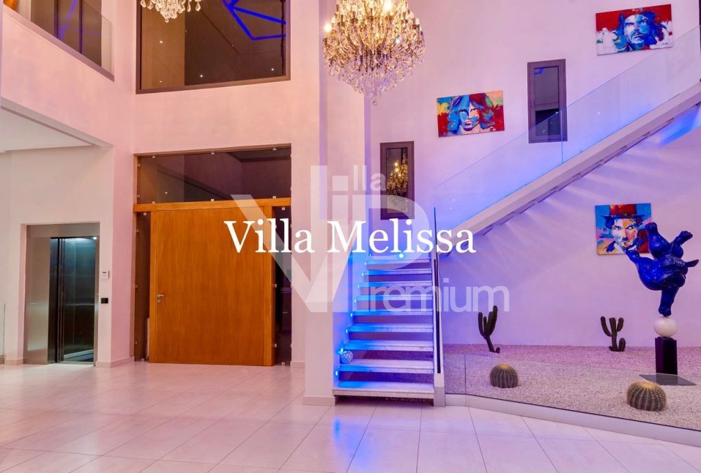 Luxury villa, Royal Palm and around