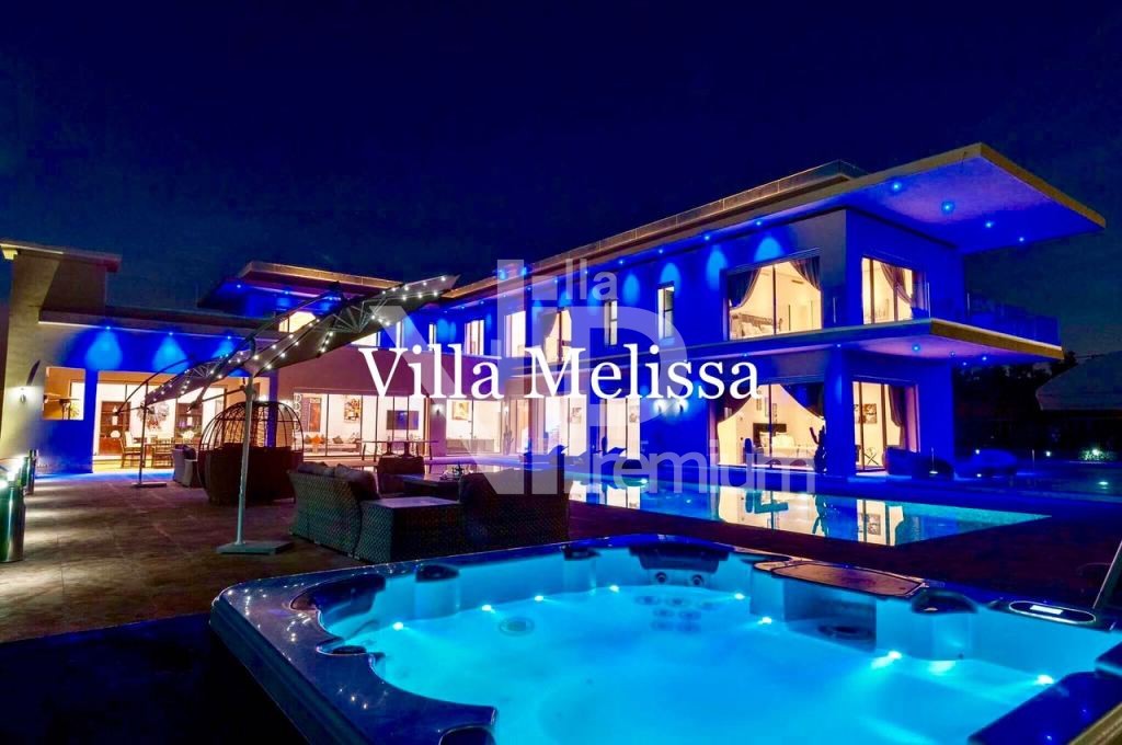 Luxury villa, Royal Palm and around