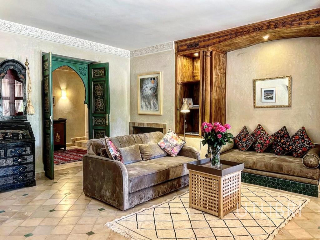 Extraordinary villa, Road to Fes