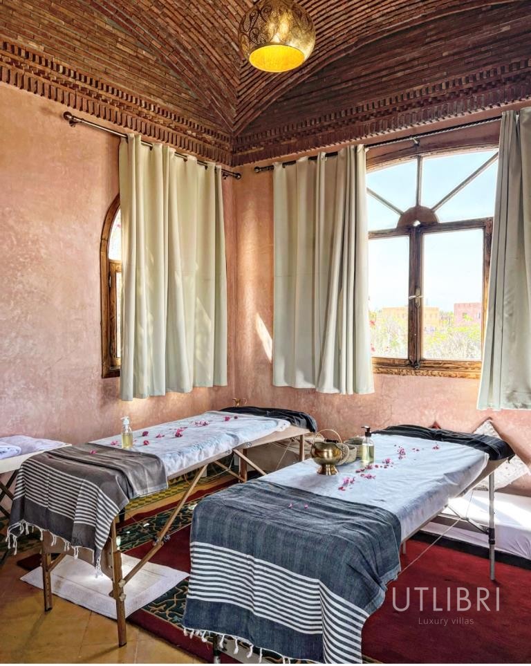 Extraordinary villa, Road to Fes