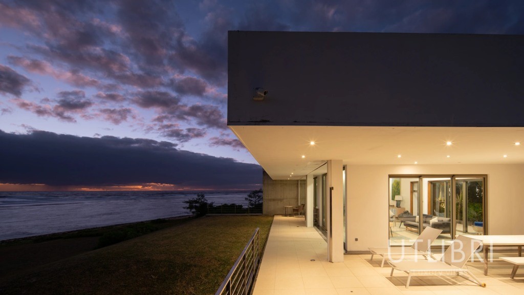 Extraordinary villa, Poste Lafayettes