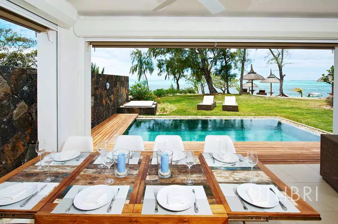Extraordinary villa, Roches noires