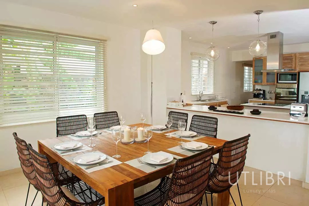 Extraordinary villa, Roches noires