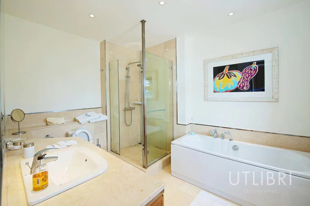 Extraordinary villa, Roches noires