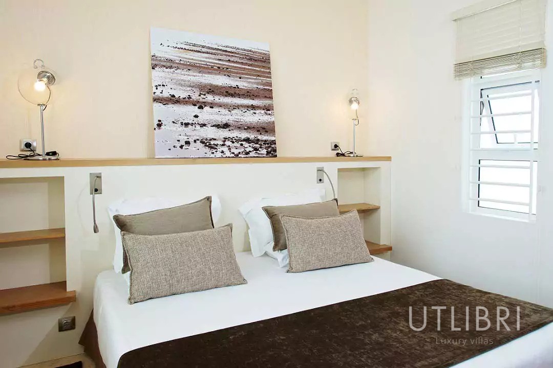 Extraordinary villa, Roches noires
