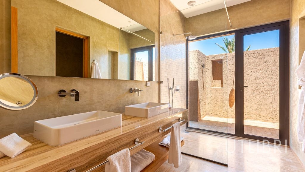 Extraordinary villa, Royal Palm and around