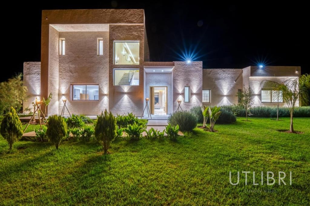 Extraordinary villa, Road to Fes