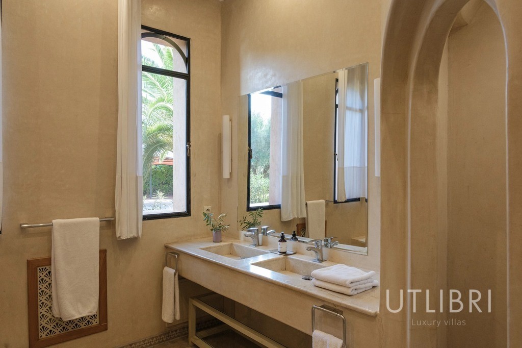 Extraordinary villa, Road to Fes