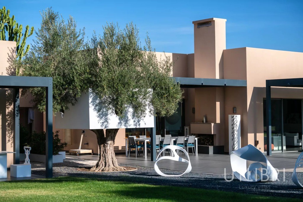 Extraordinary villa, Royal Palm and around