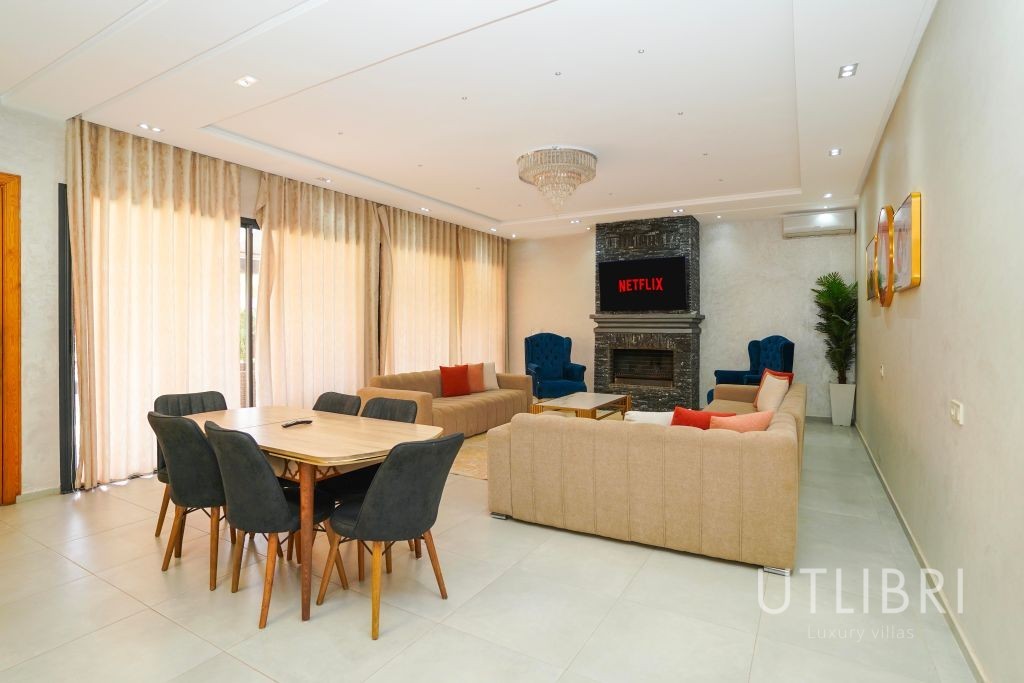 Extraordinary villa, Royal Palm and around