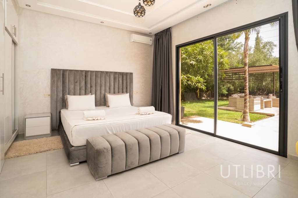 Extraordinary villa, Royal Palm and around