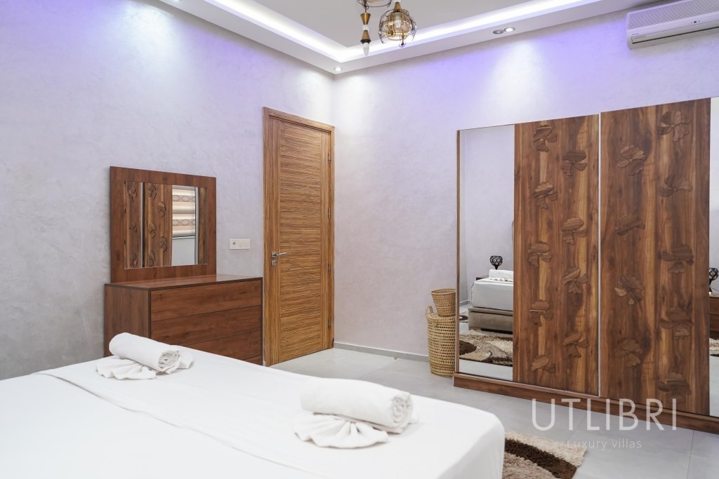 Extraordinary villa, Royal Palm and around