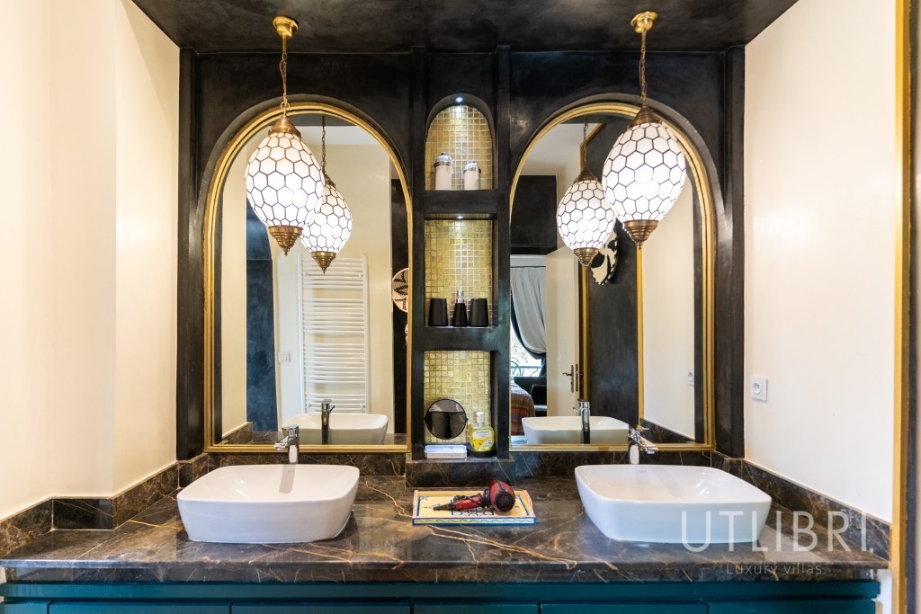 Extraordinary villa, Road to Fes
