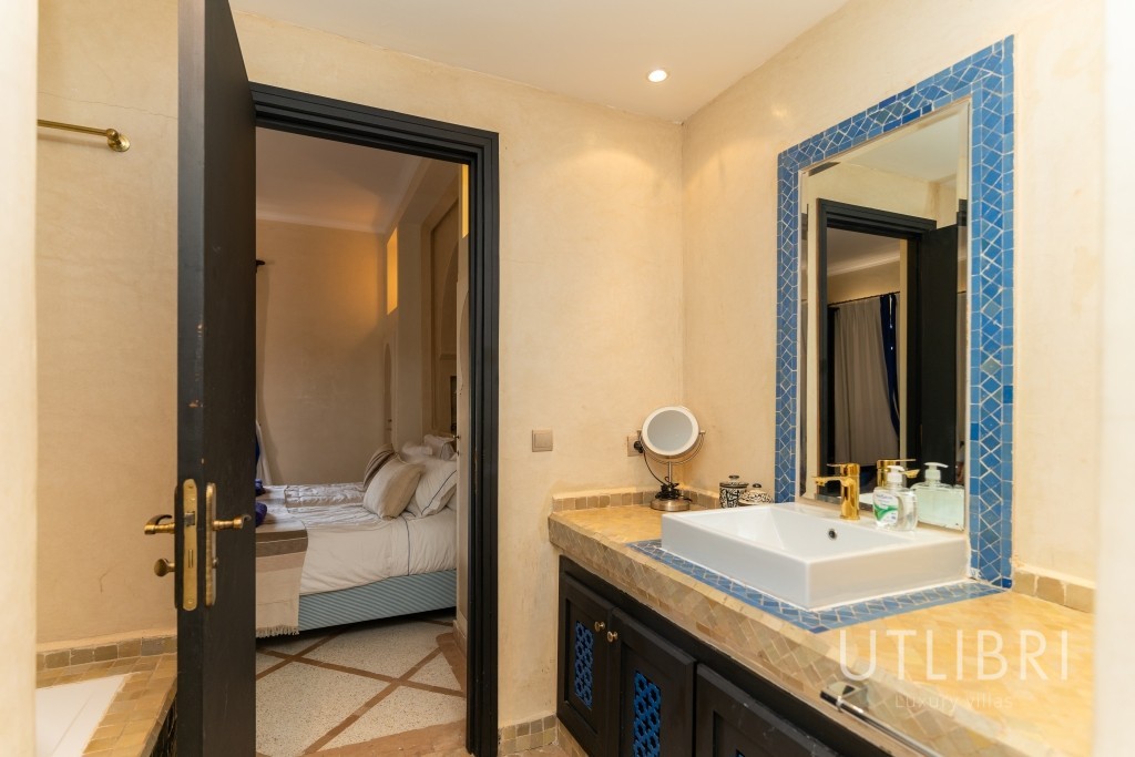 Extraordinary villa, Road to Fes