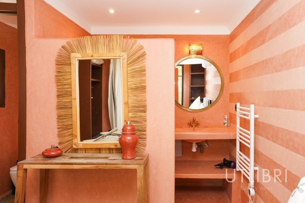 Extraordinary villa, Road to Fes