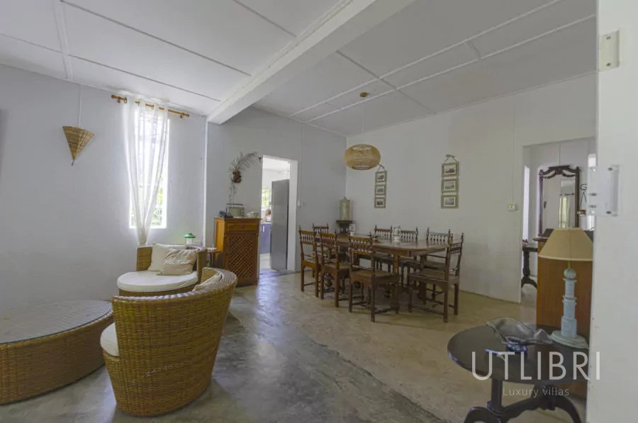 Extraordinary villa, Roches noires