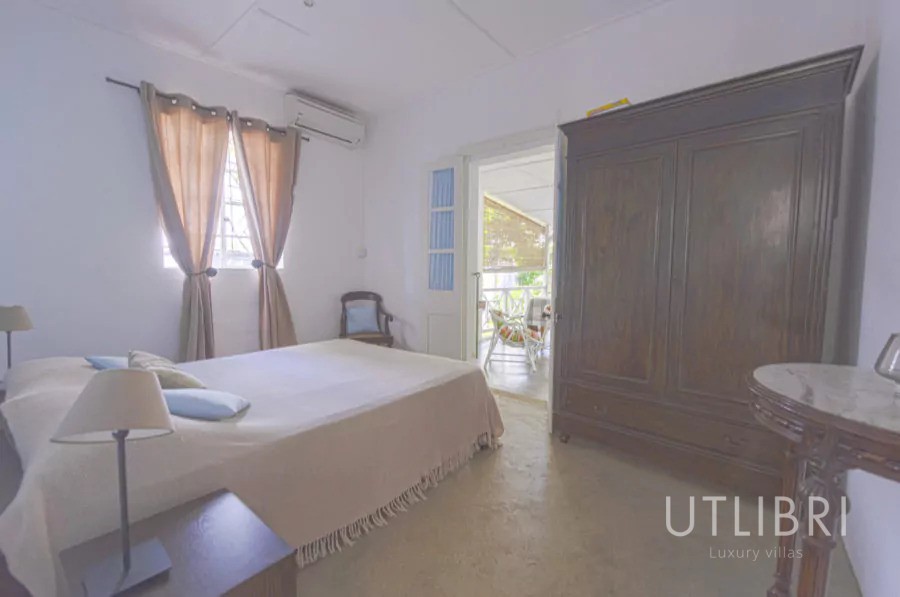 Extraordinary villa, Roches noires