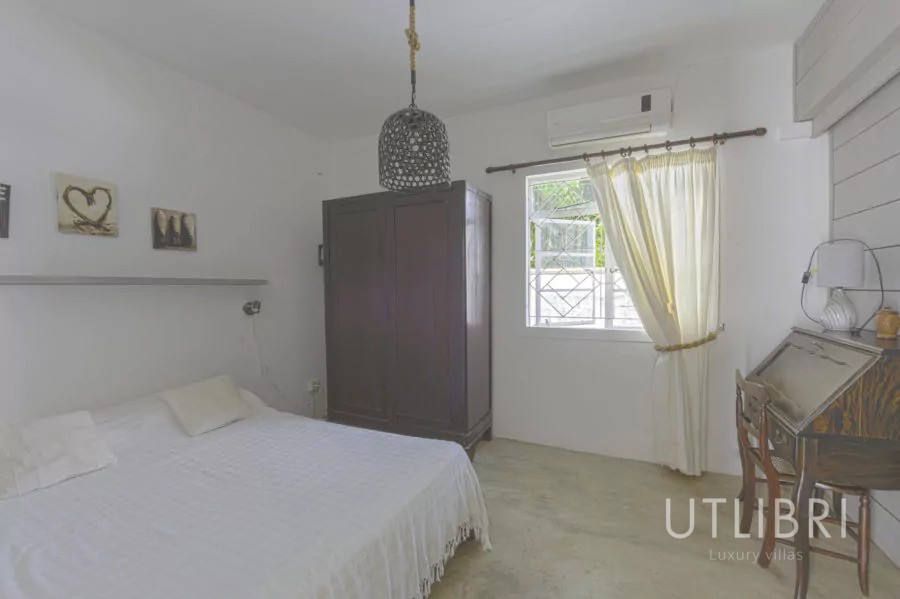 Extraordinary villa, Roches noires