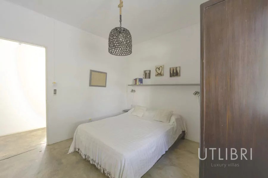 Extraordinary villa, Roches noires