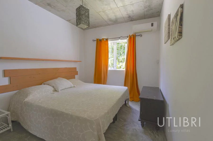 Extraordinary villa, Roches noires