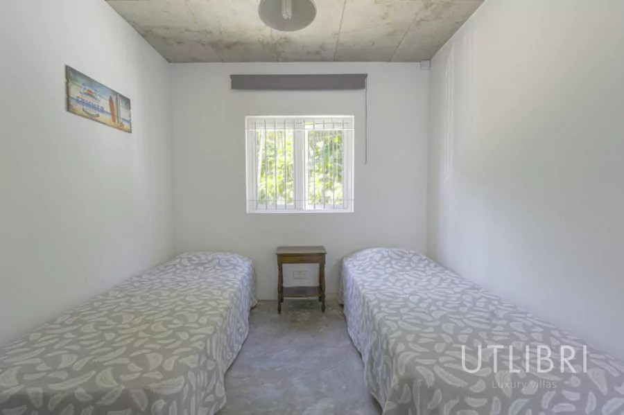 Extraordinary villa, Roches noires