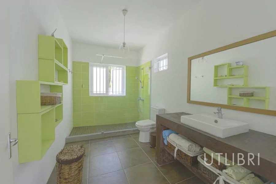 Extraordinary villa, Roches noires