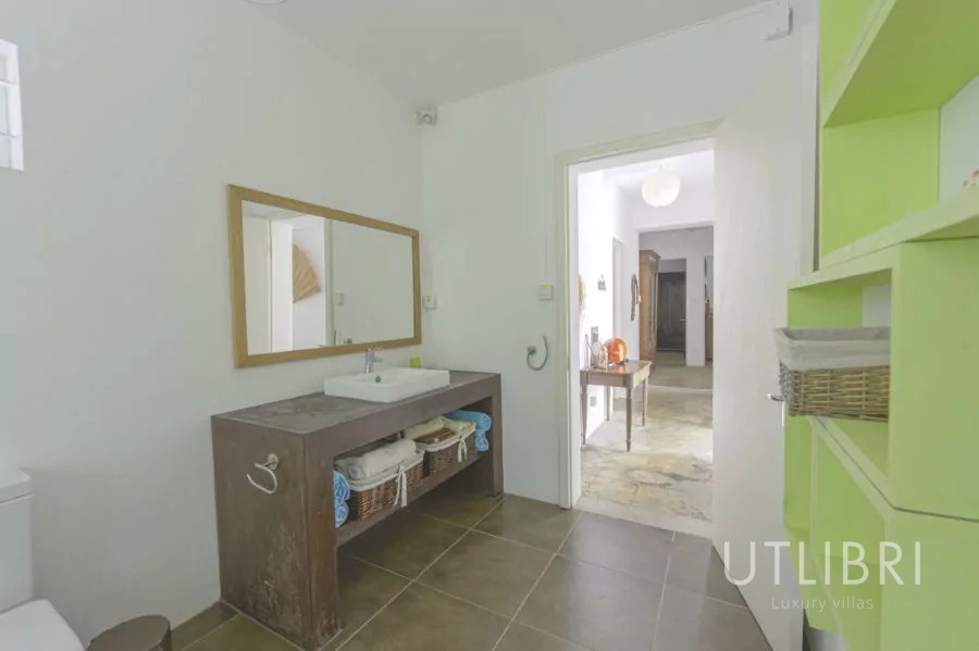 Extraordinary villa, Roches noires