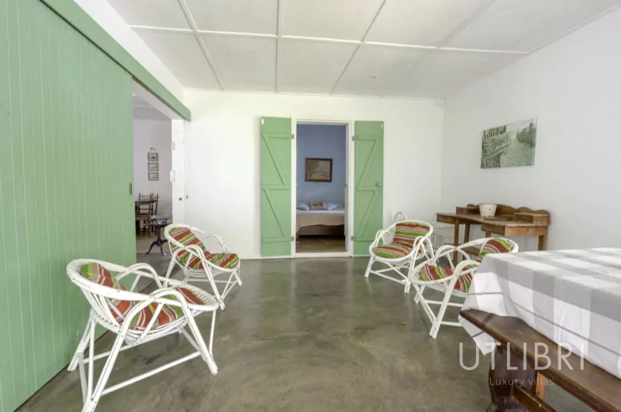 Extraordinary villa, Roches noires