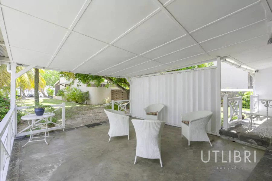 Extraordinary villa, Roches noires