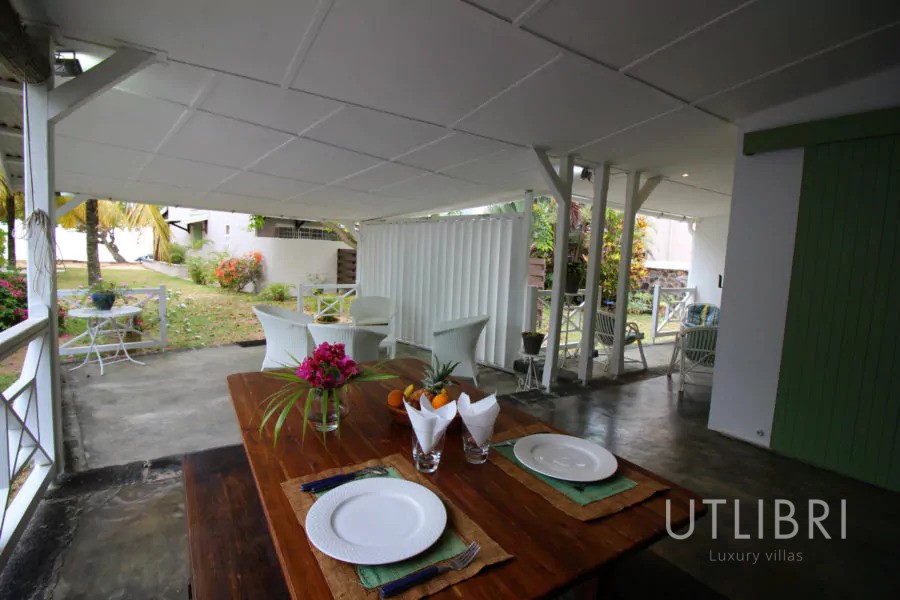 Extraordinary villa, Roches noires