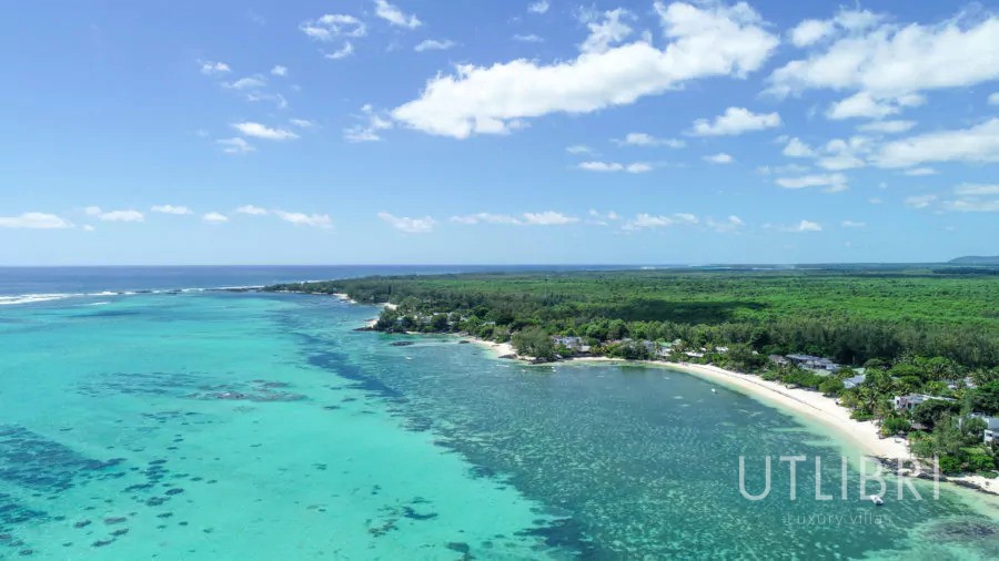 Extraordinary villa, Roches noires