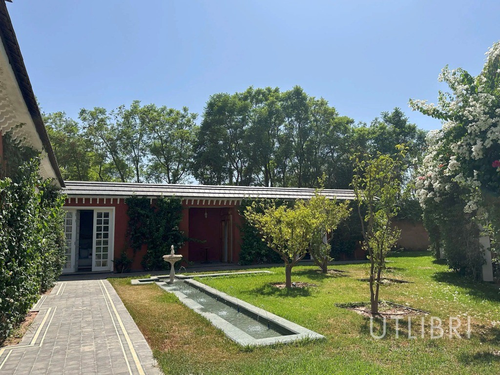Extraordinary villa, Royal Palm and around