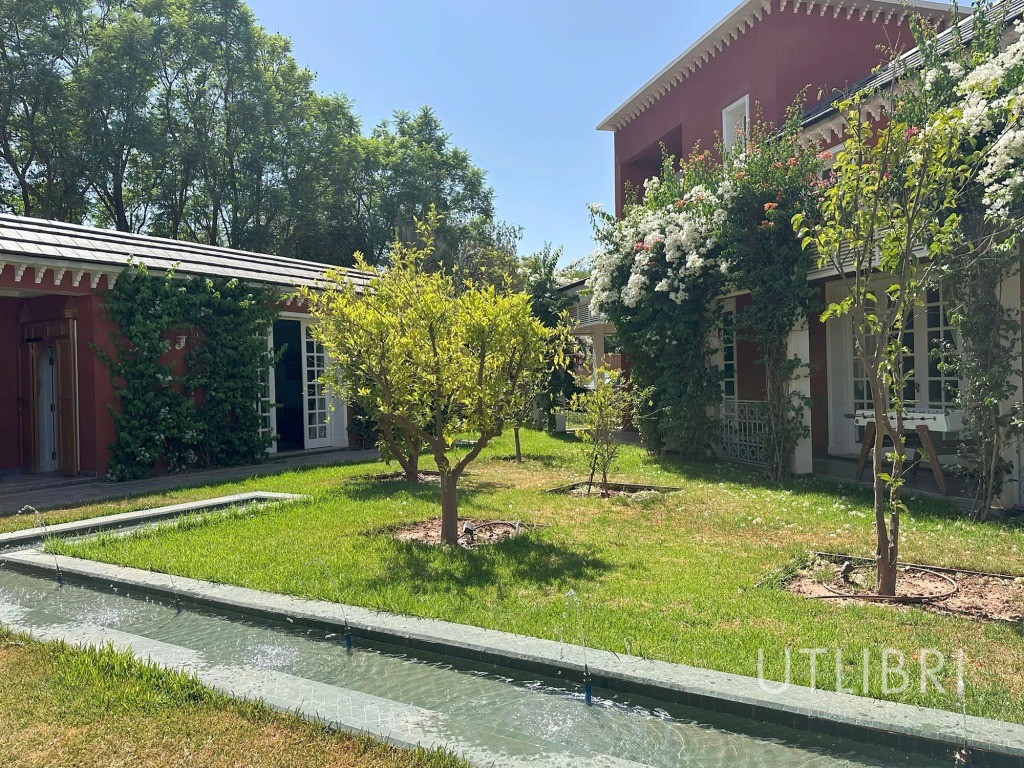 Extraordinary villa, Royal Palm and around