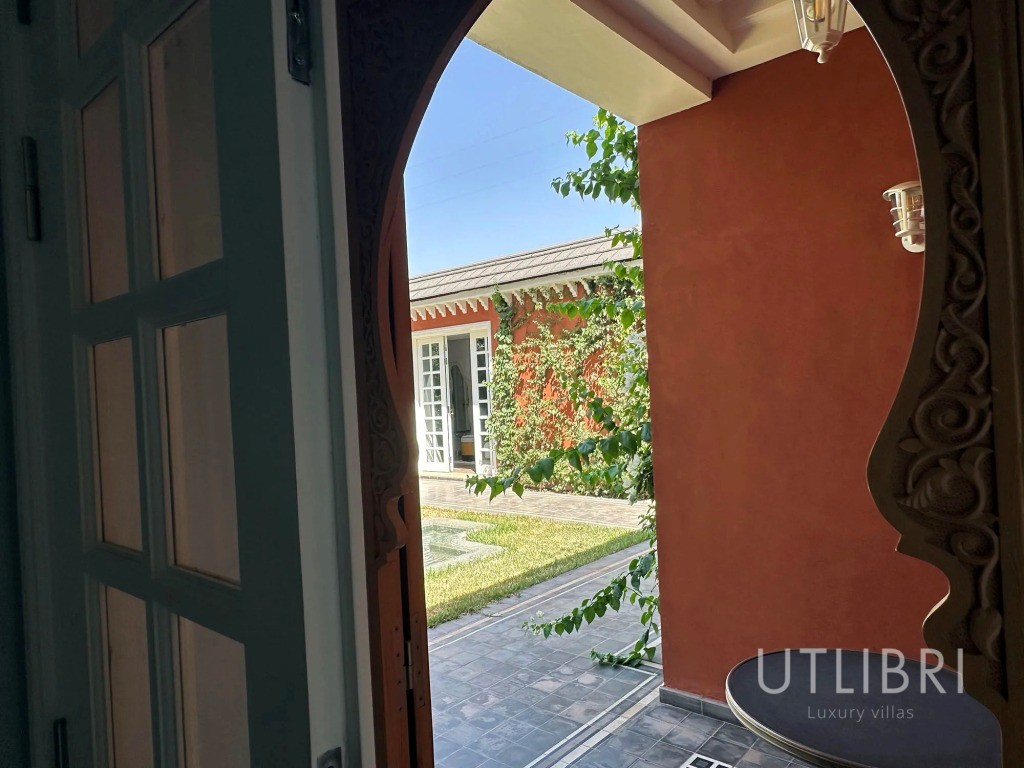 Extraordinary villa, Royal Palm and around