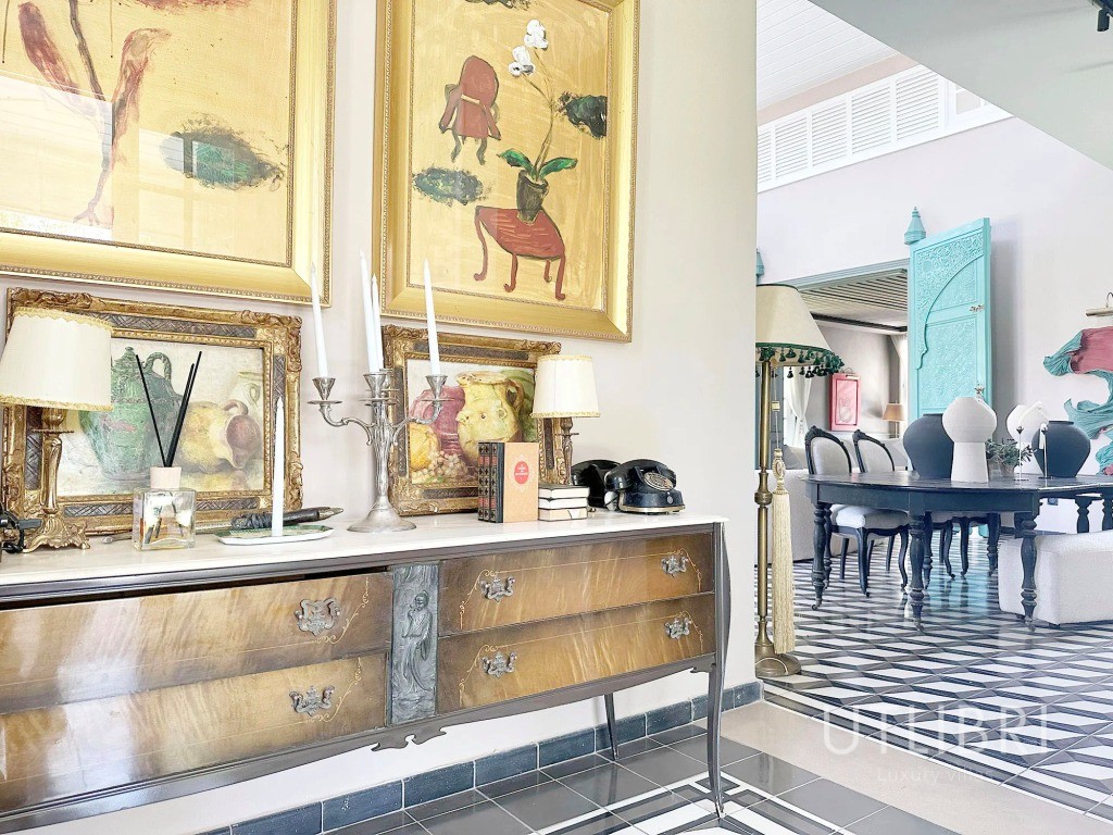 Extraordinary villa, Royal Palm and around