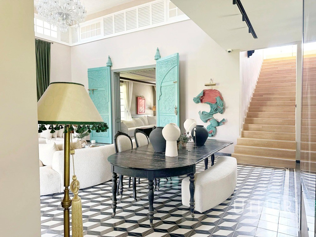 Extraordinary villa, Royal Palm and around