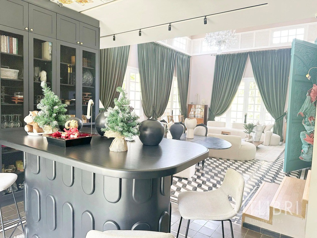 Extraordinary villa, Royal Palm and around