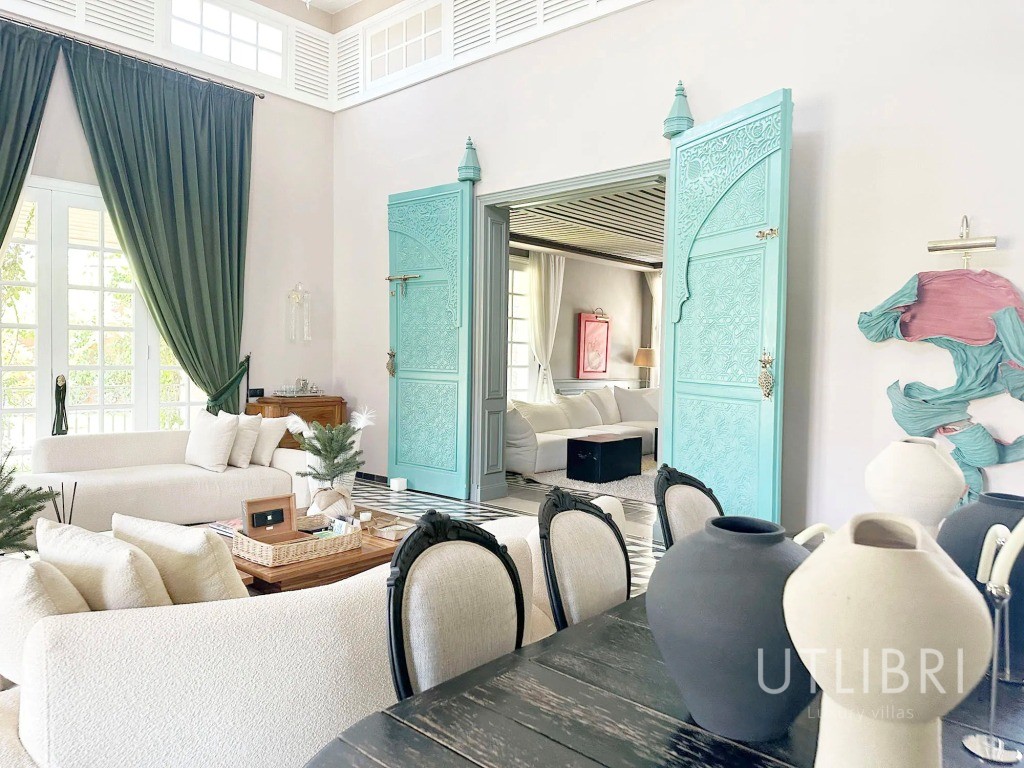 Extraordinary villa, Royal Palm and around