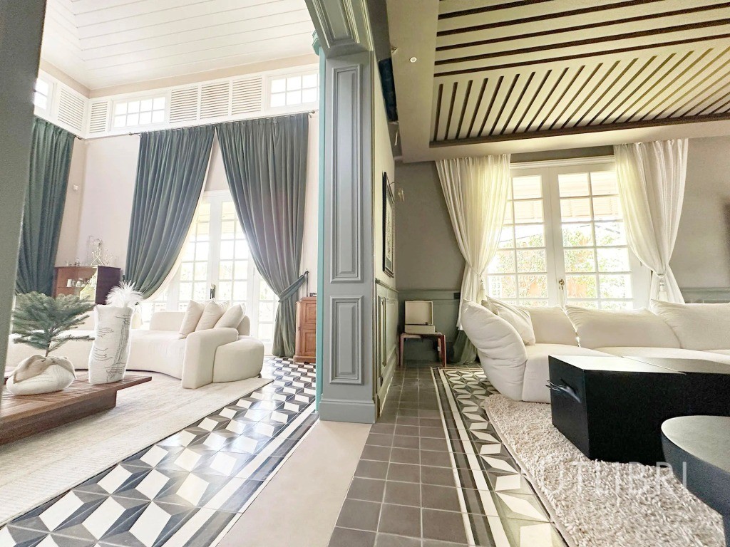 Extraordinary villa, Royal Palm and around