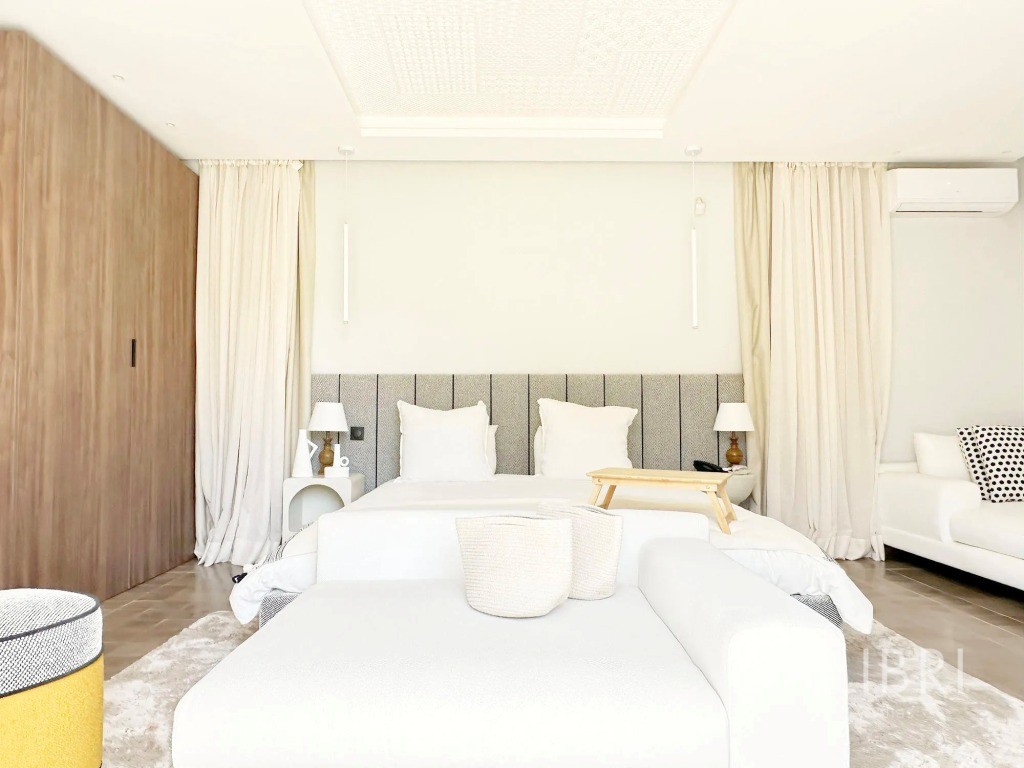 Extraordinary villa, Royal Palm and around