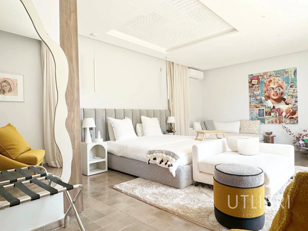 Extraordinary villa, Royal Palm and around