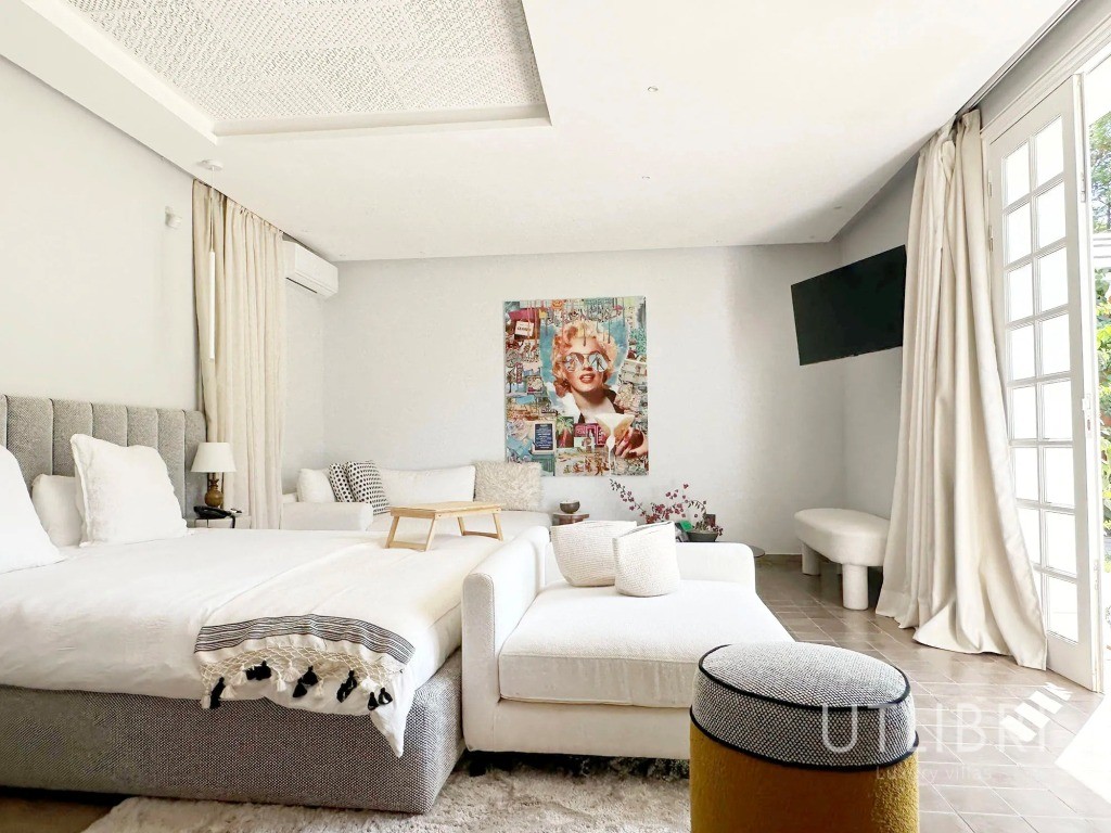 Extraordinary villa, Royal Palm and around