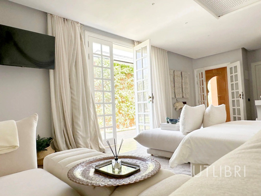 Extraordinary villa, Royal Palm and around