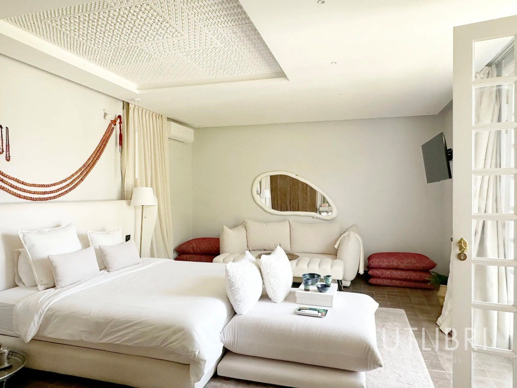 Extraordinary villa, Royal Palm and around