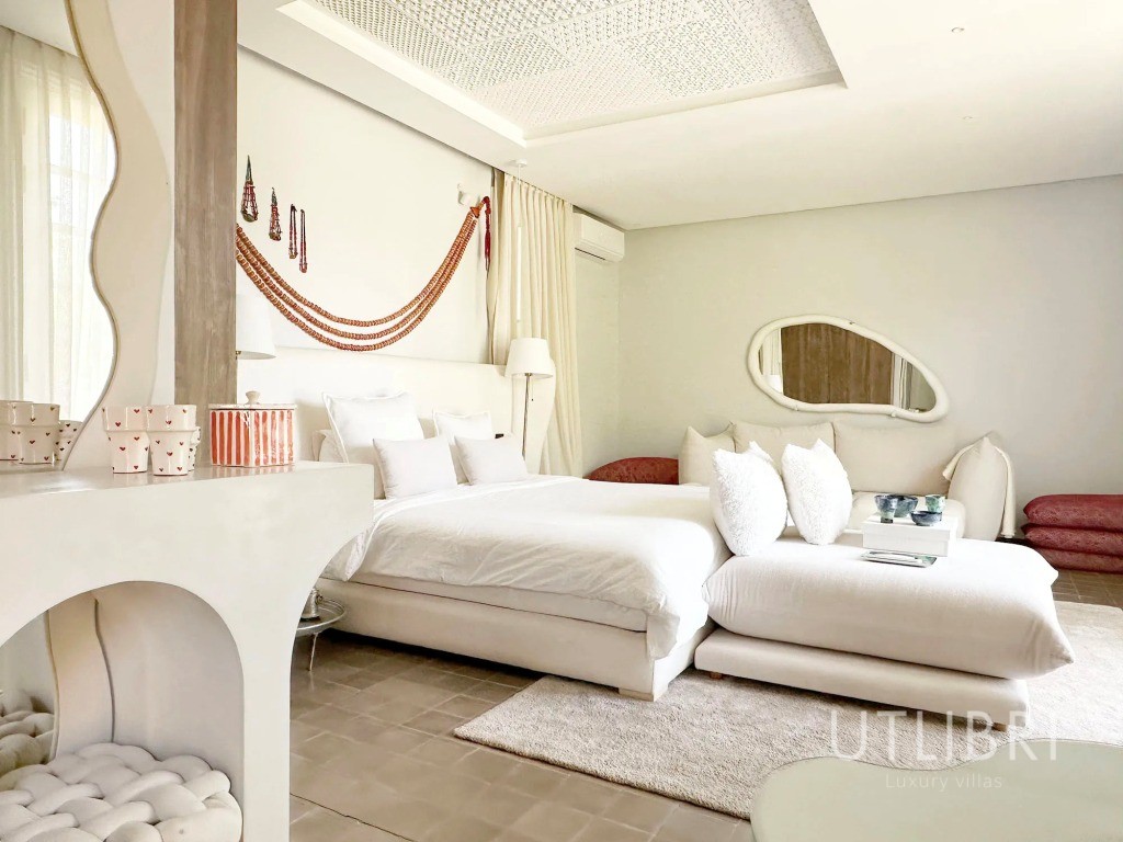 Extraordinary villa, Royal Palm and around