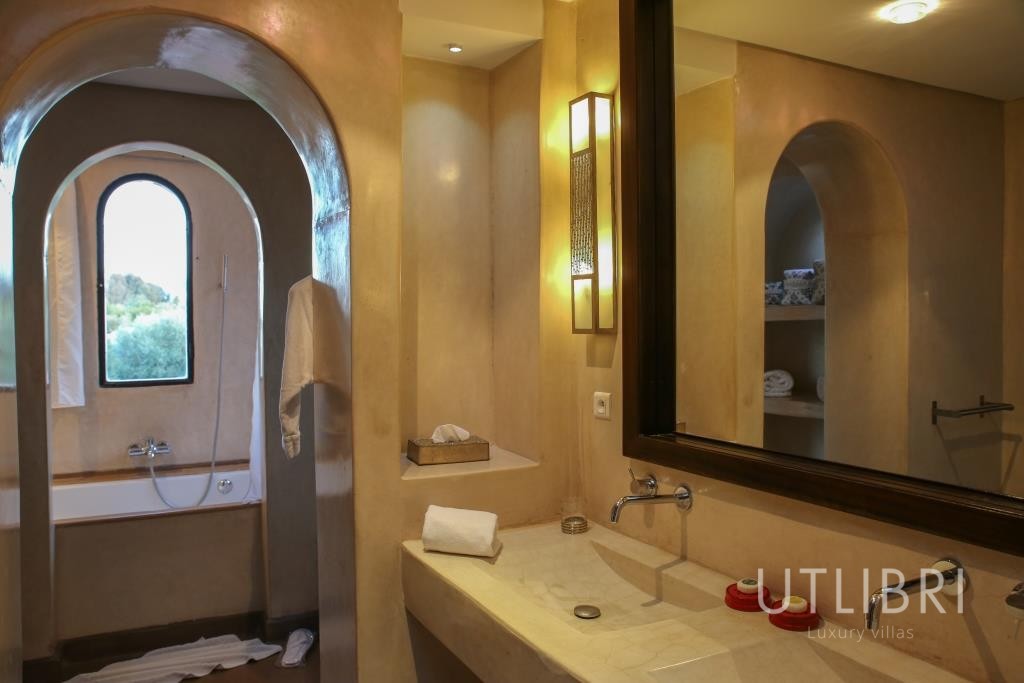 Extraordinary villa, Royal Palm and around