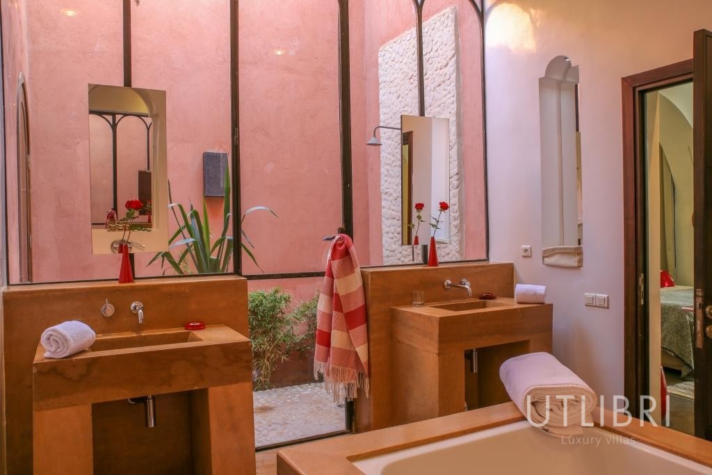 Extraordinary villa, Royal Palm and around